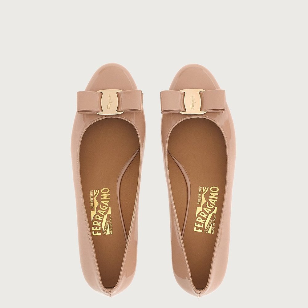 Ferragamo Vara Bow Pump - Tan - Size 7